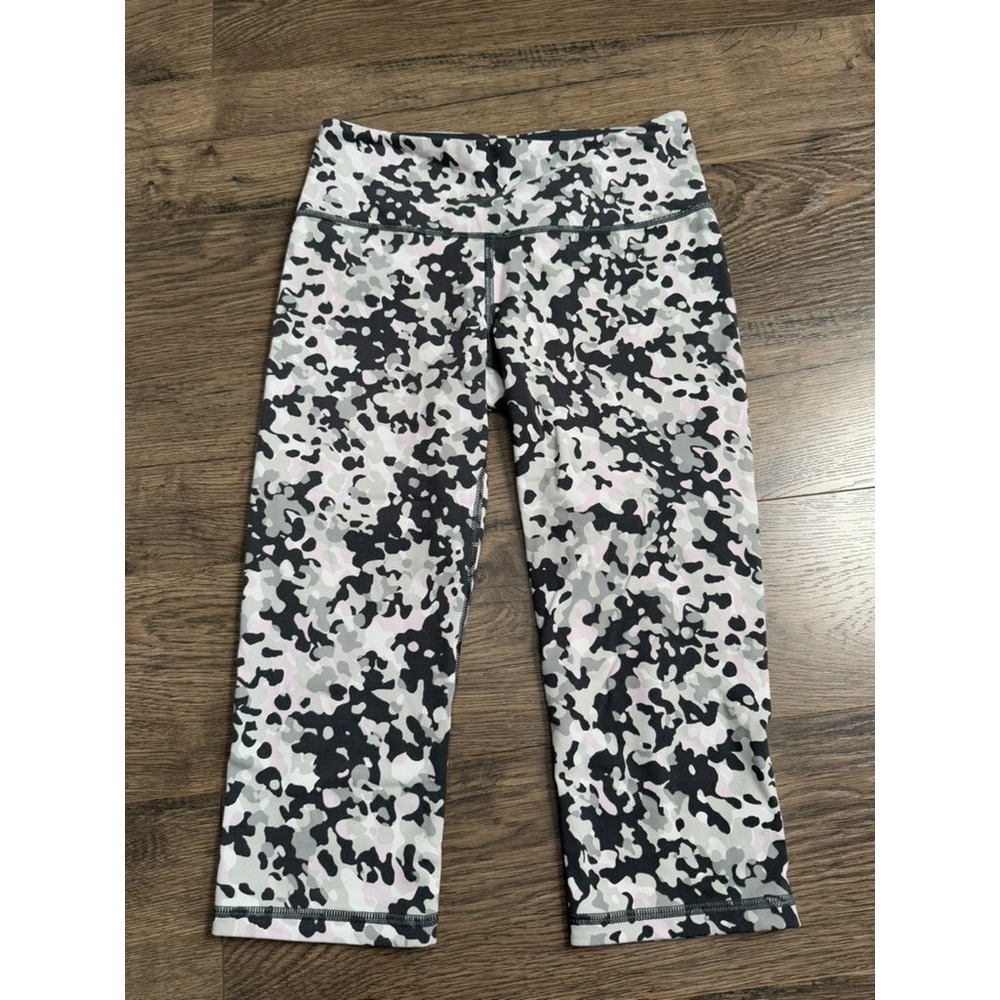 EUC Womens Victoria Secret Sport camo capri crop leggings size S